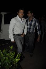 Salman Khan at IBN 7 super idol awards in Taj Land_s End, Mumbai on 29th Nov 2010 (7).JPG